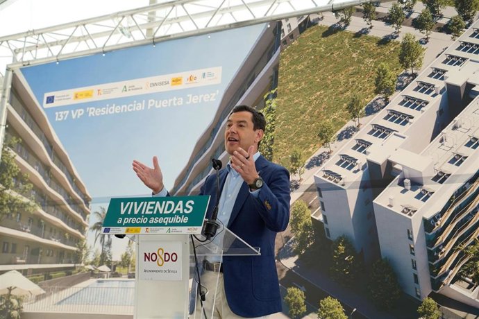 El presidente en funciones de la Junta de Andalucía, Juanma Moreno, interviene en el acto de entrega de la promoción de viviendas ‘Residencial Puerta Jerez’ en Sevilla. A 25 de junio de 2026 en Sevilla (Andalucía, España). Juanma Moreno, que ha felicitado