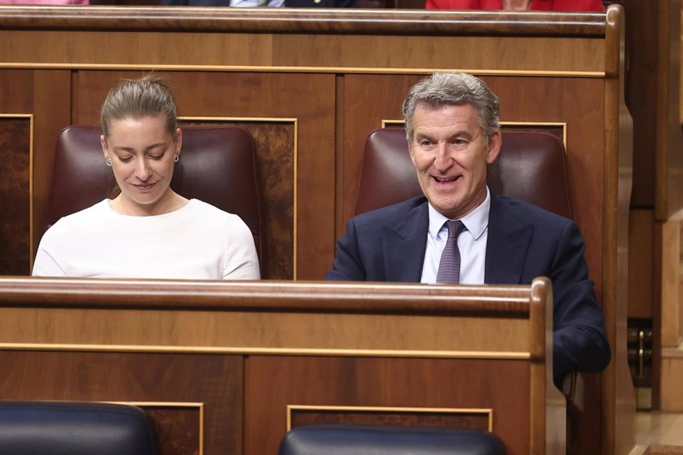La portavoz del PP en el Congreso, Ester Muñoz, y el presidente del PP, Alberto Núñez Feijóo, durante una sesión de control al Gobierno, en el Congreso de los Diputados, a 24 de junio de 2026, en Madrid (España). 
