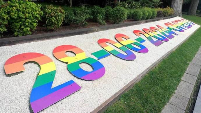 Archivo - Fecha del Campo San Francisco con los colores de la bandera LGTBI.