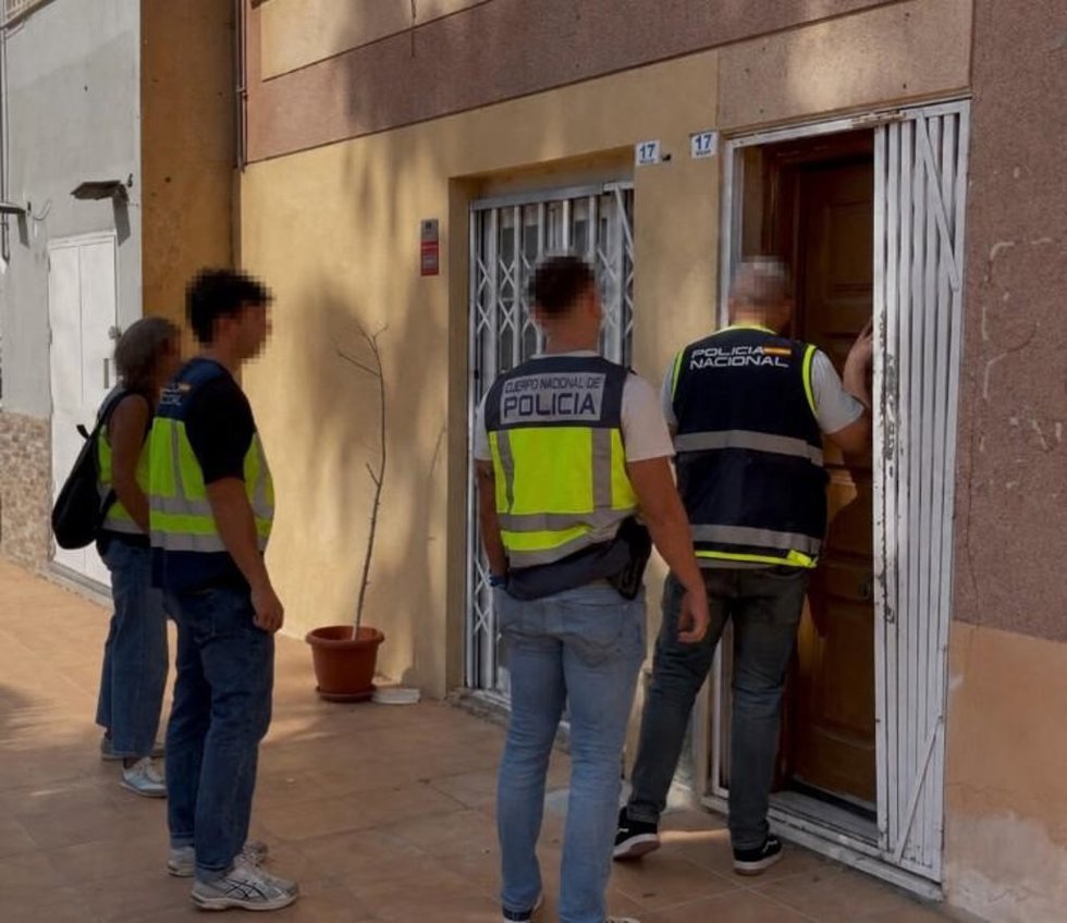 Intervención de la Policía Nacional para liberar a dos mujeres que eran obligadas a ejercer la prostitución en Roquetas de Mar (Almería).