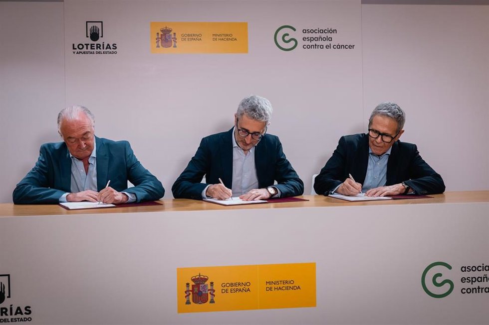 De izquierda a derecha: el presidente de SELAE, Jesús Huerta; el ministro de Hacienda, Arcadi España; y el presidente de la Asociación Española contra el Cáncer, Ramón Reyes.