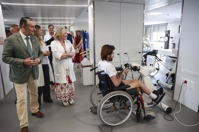 El consejero en funciones de Sanidad, Presidencia y Emergencias, Antonio Sanz, durante la visita la Unidad de Lesión Medular del Hospital Dr. Muñoz Cariñanos. A 25 de junio de 2026 en Sevilla (Andalucía, España).