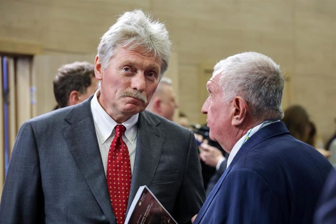 El portavoz del Kremlin, Dimitri Peskov, conversa con Igor Sechin, jefe de Rosneft.