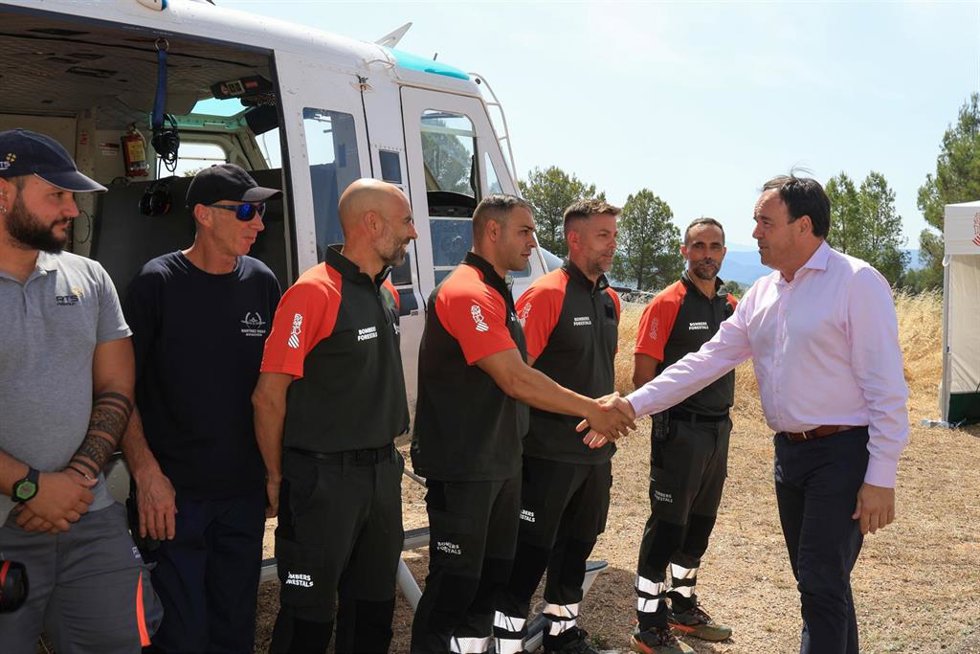 El 'president' de la Generalitat, Juanfran Pérez Llorca, ha presentado el dispositivo de prevención y extinción de incendios para la temporada estival en la base aérea de Enguera (Valencia)