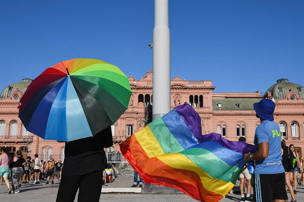 Archivo - Varias personas con la bandera arcoiris durante la Marcha Federal del orgullo antifascista y antirracista, a 1 de febrero en 2025, en Buenos Aires (Argentina). El motivo de la manifestación es dar respuesta al discurso que dio el presidente arge
