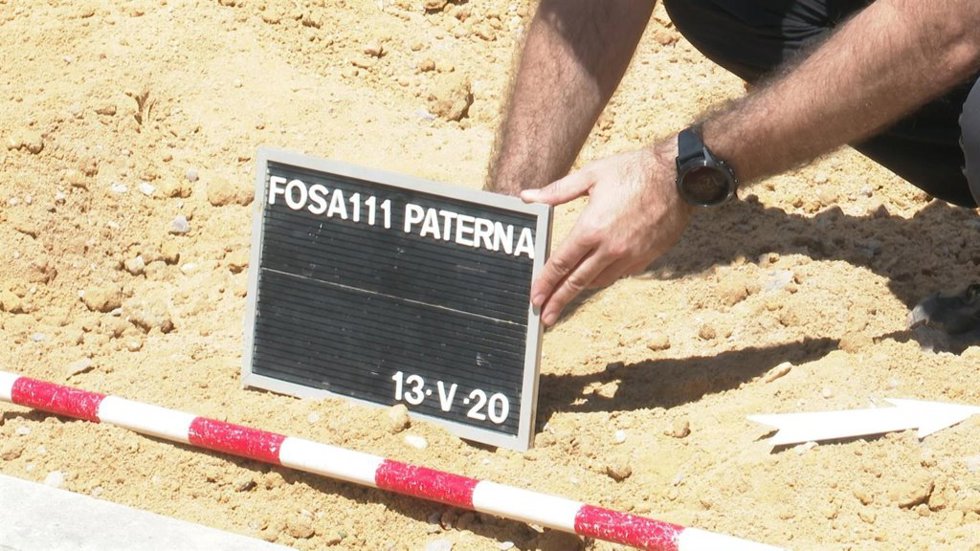 Archivo - Una fosa en el cementerio de Paterna en trabajos de exhumación