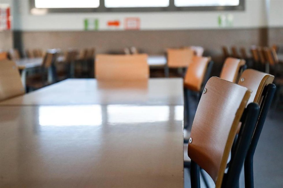 Archivo - Sillas del comedor del Colegio Nobelis de Valdemoro, que debido a la pandemia del coronavirus tendrá que acondicionar sus aulas con medidas de distanciamiento e higiene para el nuevo curso escolar 2019-2020. En Valdemoro, Madrid (España), a 20 d