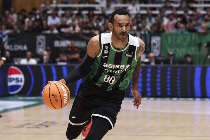 Adam Hanga of Asisa Joventut in action during the Spanish League, Liga ACB Endesa, basketball Quarter Finals Game 2 match played between Asisa Joventut and Baskonia at Olimpic Arena on June 05, 2026 in Badalona, Spain.