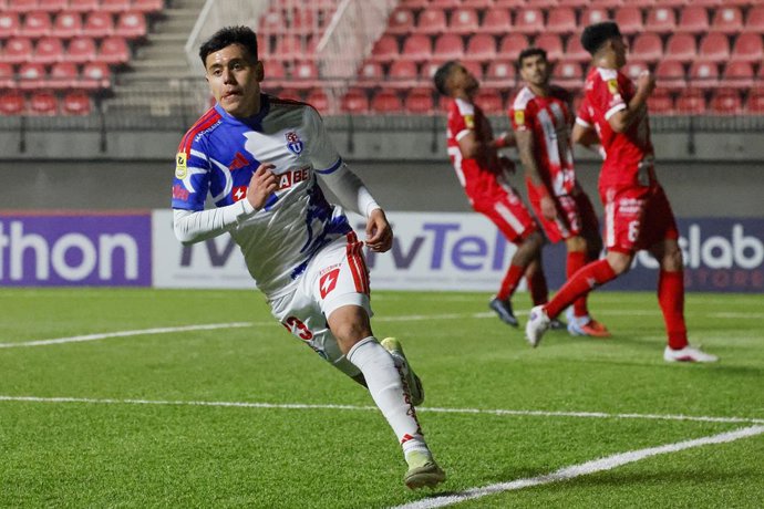 Futbol, Union La Calera vs Universidad de Chile. Fecha 1, Copa Chile 2026. El jugador de Universidad de Chile Ignacio Vasquez, izquierda, celebra tras marcar el gol del empate contra Union La Calera durante el partido de la Copa Chile disputado en el