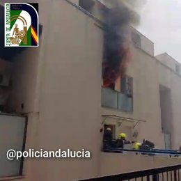 Incendio en un edificio en el barrio de Palmete de Sevilla