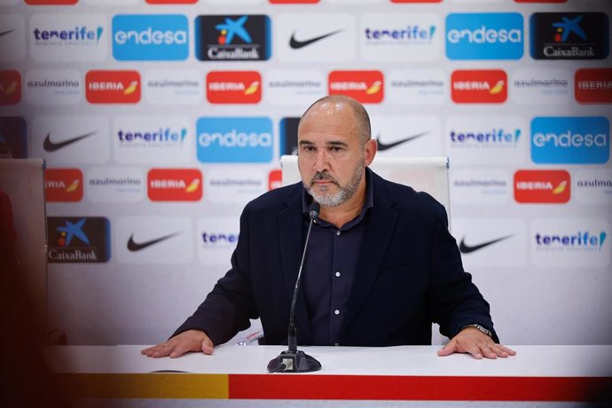 Archivo - Chus Mateo, seleccionador nacional de baloncesto, en rueda de prensa. 