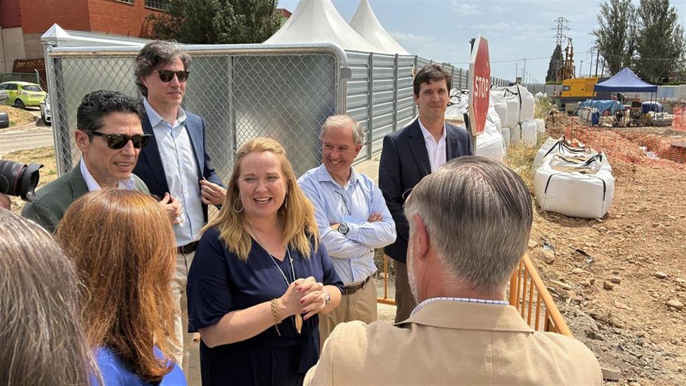 Ayala durante la visita al inicio de las obras de la red de calor.