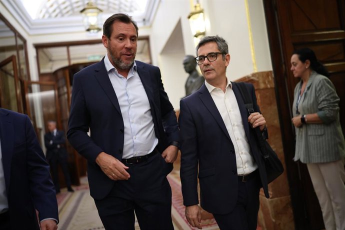 El ministre de Transports i Mobilitat Sostenible, Óscar Puente (e) i el ministre de la Presidència, Justícia i Relacions amb les Corts, Félix Bolaños (d), a la seua eixida d'una sessió plenària, en el Congrés.