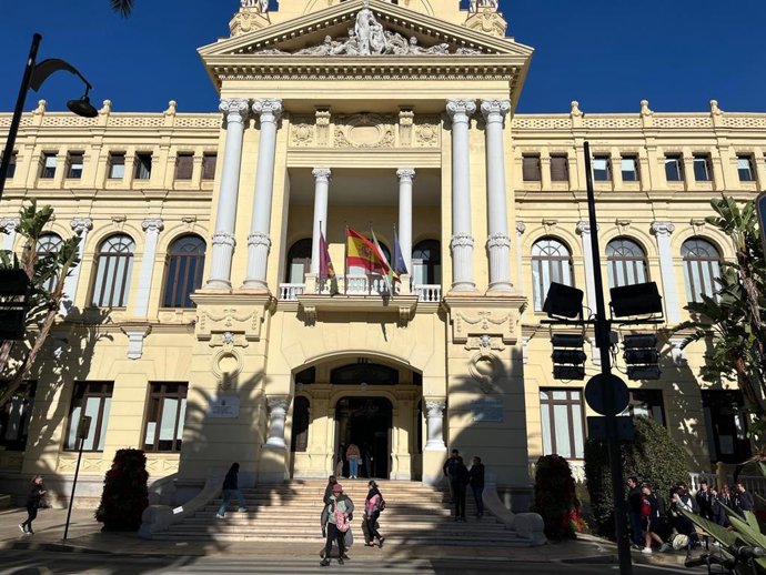 Archivo - Vista frontal del edificio del Ayuntamiento de Málaga.