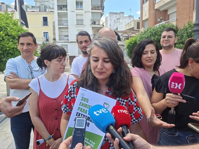La portavoz de Unidas por Extremadura, Irene de Miguel, en declaraciones a los medios para explicar las enmiendas parciales de su grupo a los PGEx 2026
