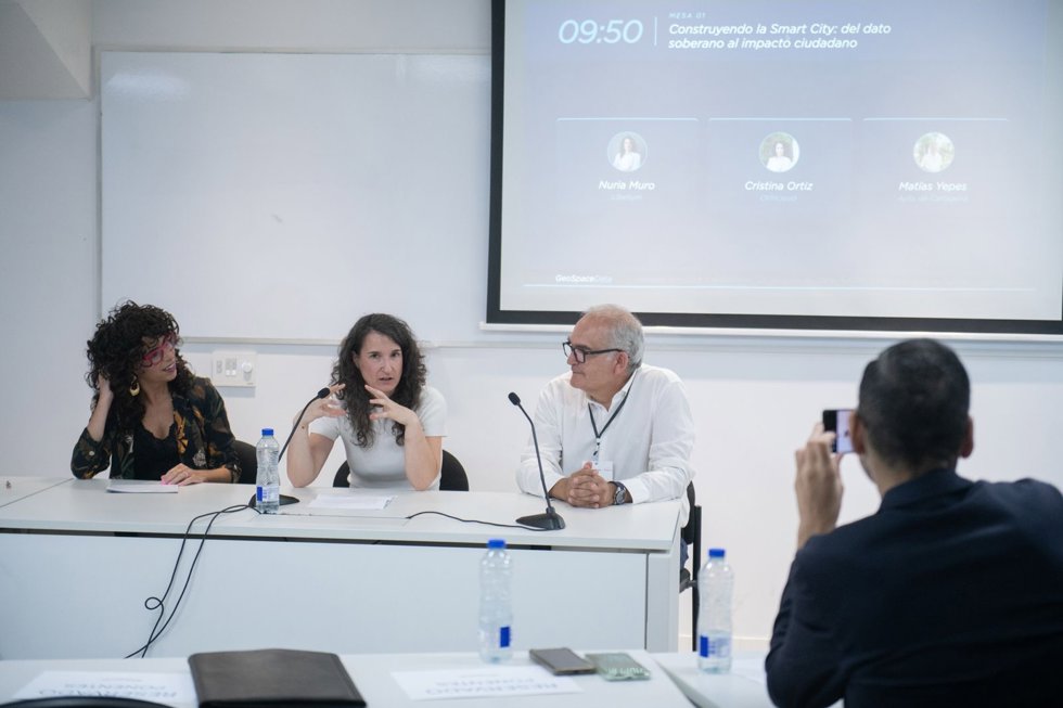 La responsable de comunicación de Libelium, Nuria Muro (c), participa en la mesa Construyendo la Smart City dentro de la presentación de GeoSpaceData.