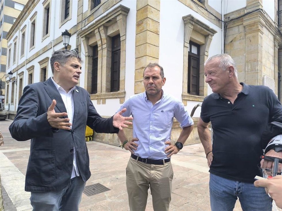 Los diputados del PP de Asturias Pedro de Rueda y Jose Felgueres con el alcalde de Cangas de Onís, José Manuel González