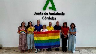 Dolores Sánchez (4ª izda.), junto al resto de autoridades y representantes de colectivos Lgtbiq+ en Córdoba.
