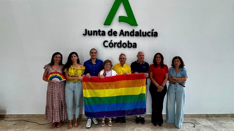 Dolores Sánchez (4ª izda.), junto al resto de autoridades y representantes de colectivos Lgtbiq+ en Córdoba.