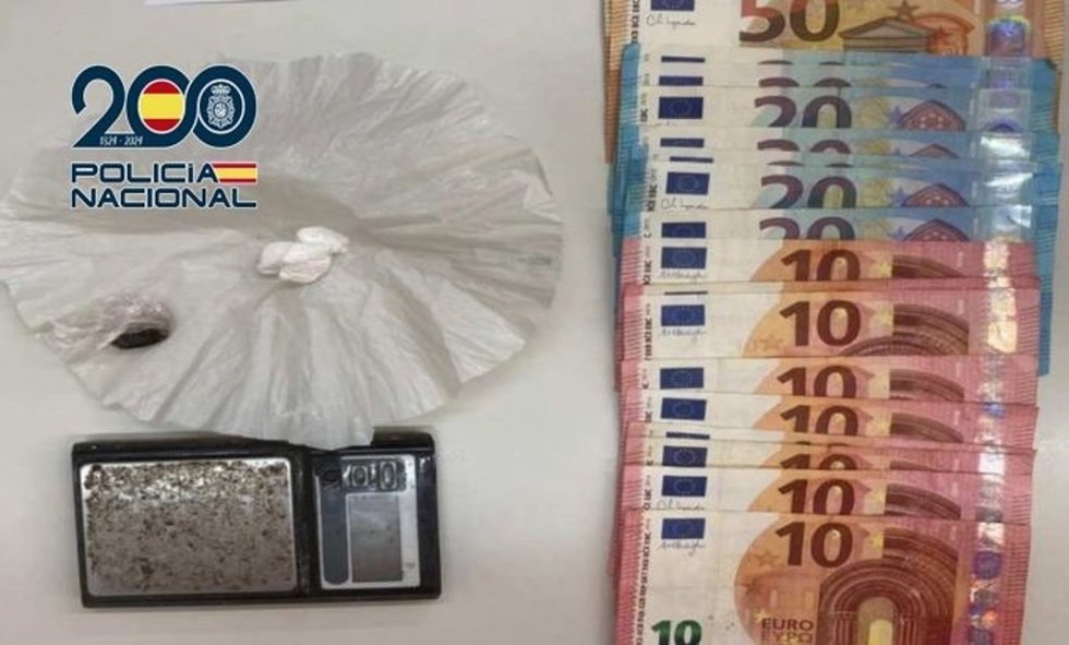 Droga y dinero localizado en el registro del punto de venta de droga en Ponferrada (León).