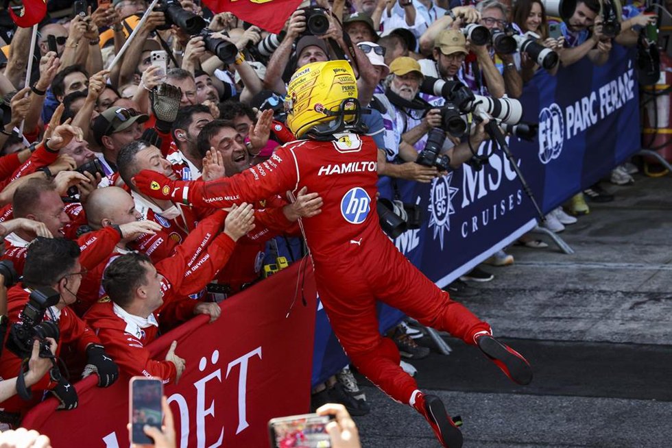 El piloto inglés de FIA Lewis Hamilton (Ferrari) celebra el triunfo en el GP de Barcelona-Catalunya 2026.