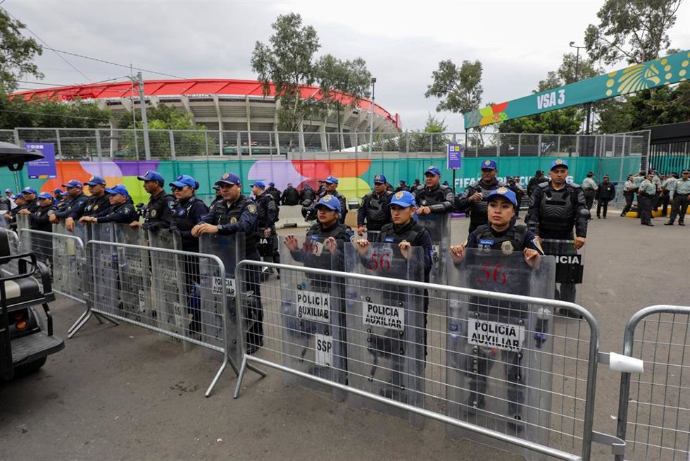 La policía forma un cordón de seguridad alrededor del Estadio Ciudad de México durante el Mundial de fútbol de 2026.