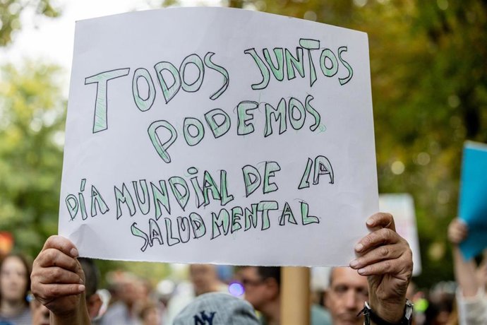 Archivo - Varias personas con pancartas durante una marcha por el Día Mundial de la Salud Mental. ARCHIVO. 