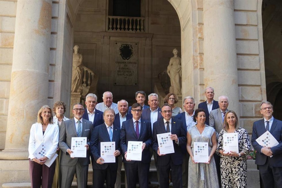 El presidente de la Cámara de Barcelona, Josep Santacreu, el president de la Generalitat, Salvador Illa, y el presidente del Parlament, Josep Rull, en la presentación de la Memòria Econòmica de Catalunya
