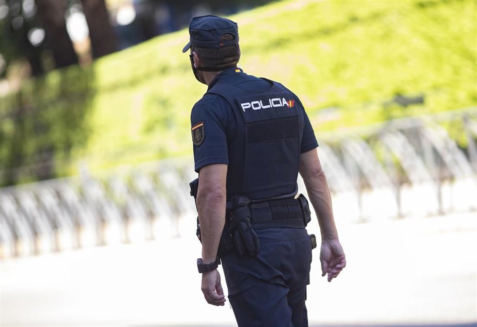 Archivo - Un agente de la Policía Nacional.