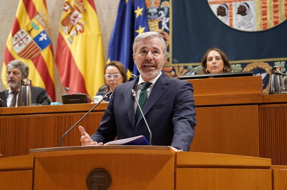 El presidente del Gobierno de Aragón, Jorge Azcón, interviene en el pleno de las Cortes de Aragón.