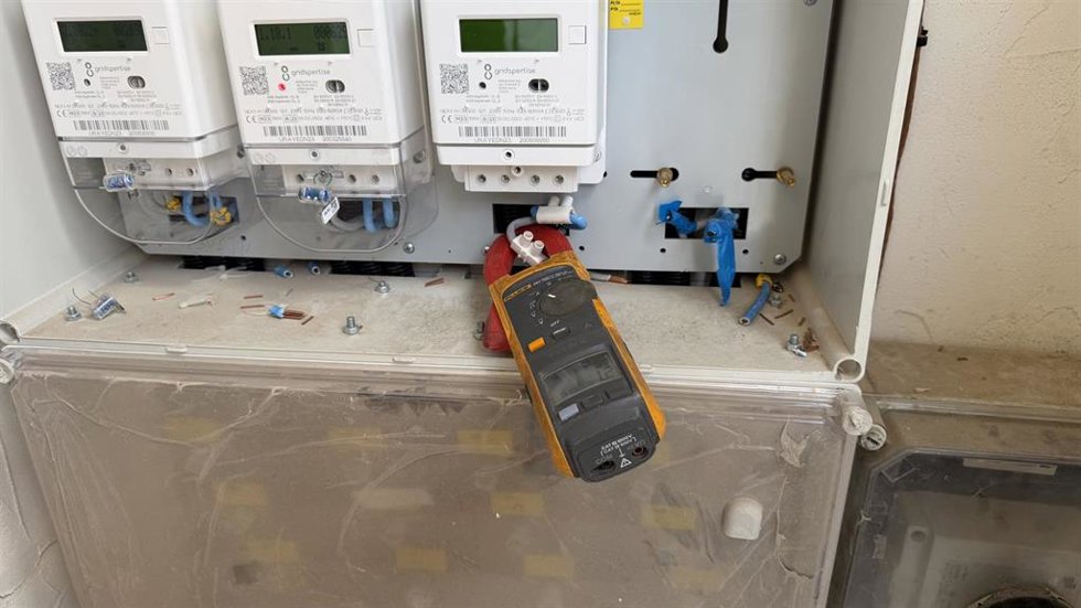 Cuadro eléctrico inspeccionado durante la actuación contra enganches ilegales en El Ejido (Almería).