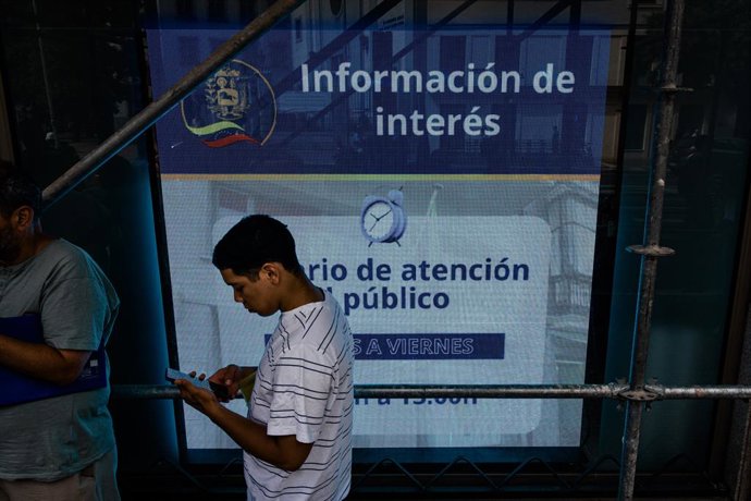 Una persona en el Consulado de Venezuela en Madrid, a 25 de junio de 2026, en Madrid (España).