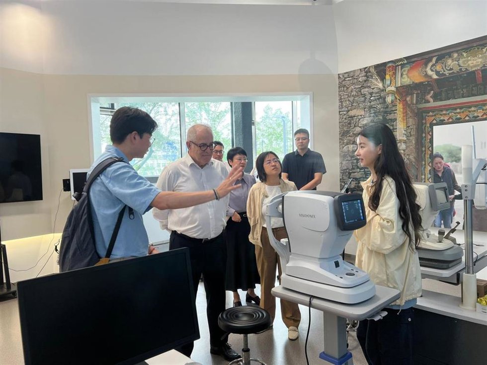 Valls durante su visita a empresas chinas