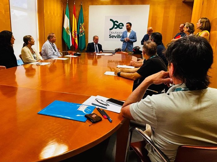 El diputado de Servicios Públicos Supramunicipales y vicepresidente del Consorcio de Bomberos, Gonzalo Domínguez, da la bienvenida al nuevo personal