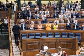 El presidente del Gobierno, Pedro Sánchez, saluda al portavoz socialista en el Congreso, Patxi López, durante una sesión plenaria en el Congreso de los Diputados, a 25 de junio de 2026, en Madrid (España). El debate parlamentario se centra hoy en dos tema
