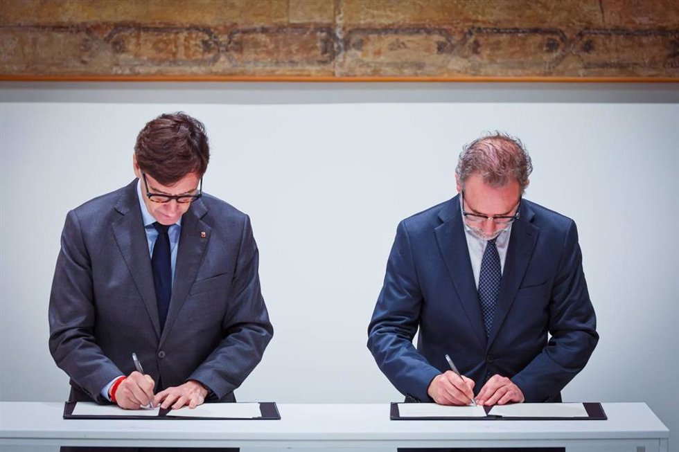 El presidente de la Generalitat, Salvador Illa, y el presidente del Cicac, Roger Montoliu, durante la firma del acuerdo el 30 de diciembre de 2025