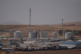 Archivo - 17 July 2025, Iraq, Zakho: A general view of the Tawke oil field operated by Norwegian oil and gas company (DNO), hours after it was struck by an explosive-laden drone for the second consecutive day. Photo: Ismael Adnan/dpa