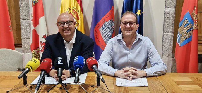 El teniente de Alcalde y el concejal de Cultura durante la presentación de las actividades de 'Fiestas de Verano'.