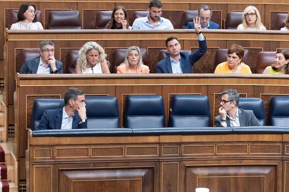 El presidente del Gobierno, Pedro Sánchez, y el ministro de la Presidencia, Félix Bolaños, durante una sesión plenaria en el Congreso de los Diputados, a 25 de junio de 2026, en Madrid (España).