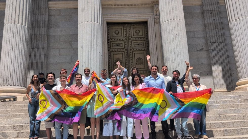 FELGTBI+ celebra ante el Congreso la penalización de las prácticas de conversión en España