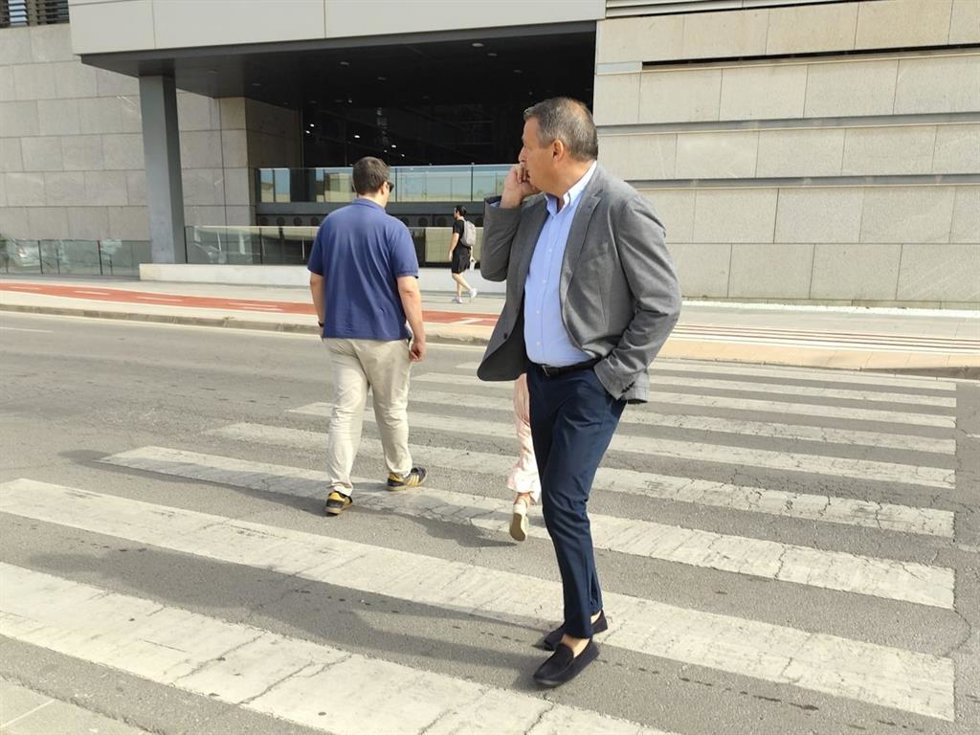 El alcalde de Tíjola (Almería) y diputado provincial de Sostenibilidad, Medio Natural y Captación de Fondos Europeos, José Juan Martínez, a su salida de la Ciudad de la Justicia de Almería.