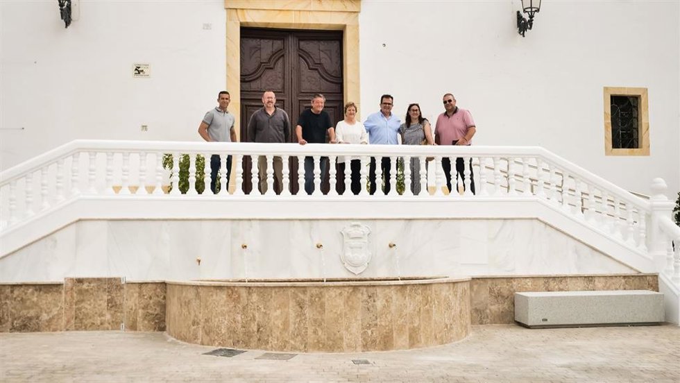El diputado provincial de Fomento, Antonio Jesús Rodríguez, durante la visita a la remodelada Plaza de la Constitución de Urrácal (Almería).
