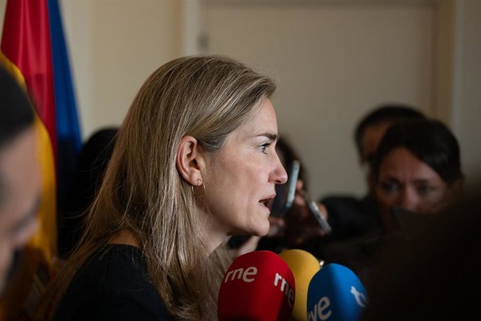 Archivo - La vicepresidenta tercera y ministra para la Transición Ecológica y el Reto Demográfico, Sara Aagesen, ofrece declaraciones a los medios tras una reunión con agentes del sector gasista y del sector petrolero, a 20 de abril de 2026, en Madrid (Es