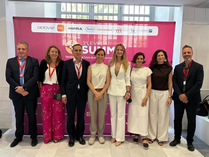 Participantes en el panel 'Competitividad Europea en Biofarmacia. España como Hub Europeo de Innovación Biofarmacéutica: De la Aspiración a la Atracción Real de Inversión', en la tercera edición de Levin Summer Summit.