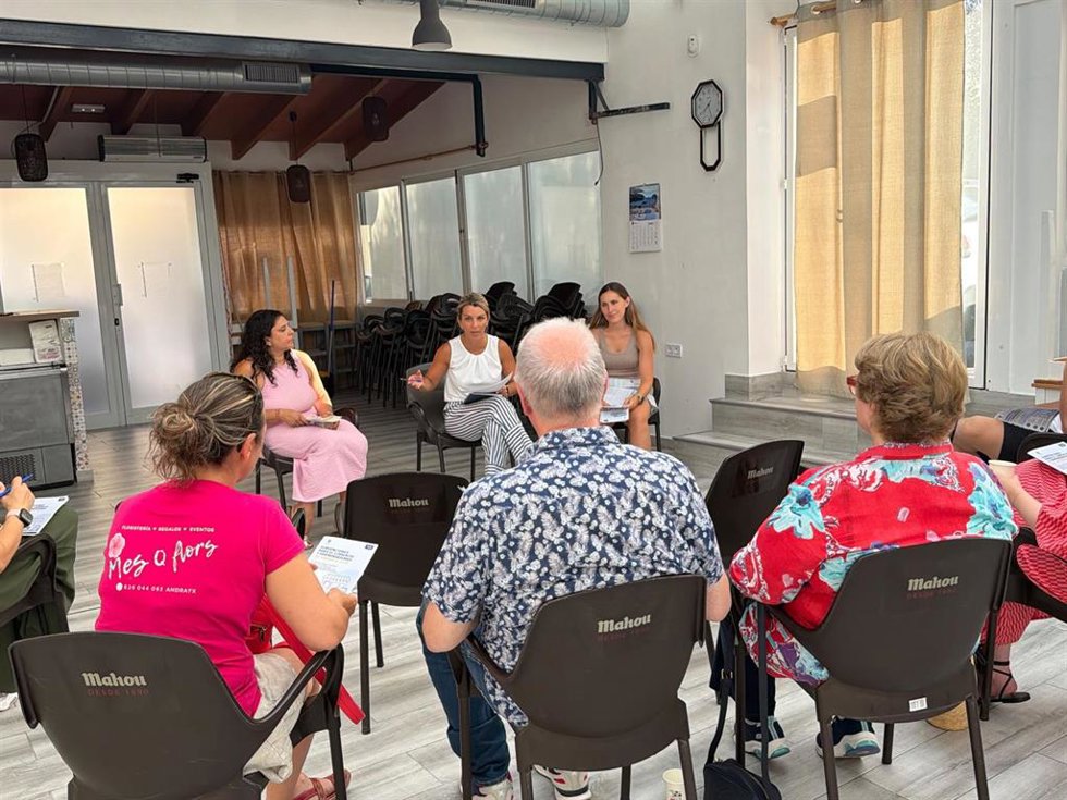 La alcaldesa de Andratx, Estefanía Gonzalvo, se reúne con comerciantes del municipio para explicarles las nuevas subvenciones para la renovación de locales comerciales.
