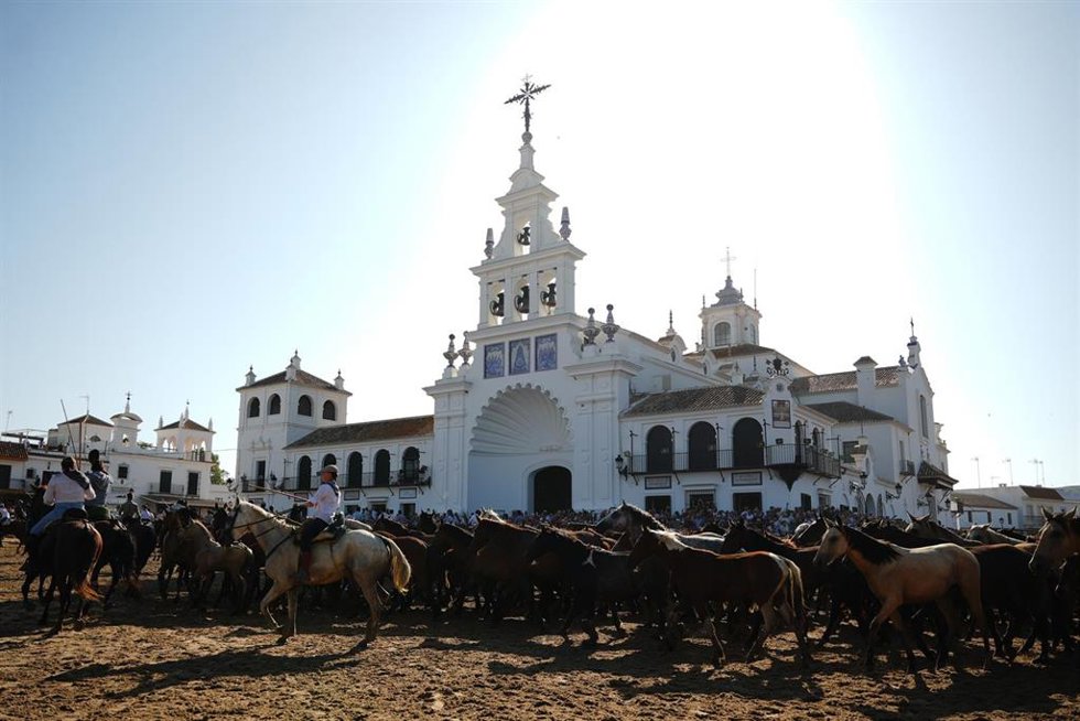 Archivo - Una de las tropas de la Saca de las Yeguas a su paso por la Ermita del Rocío.
