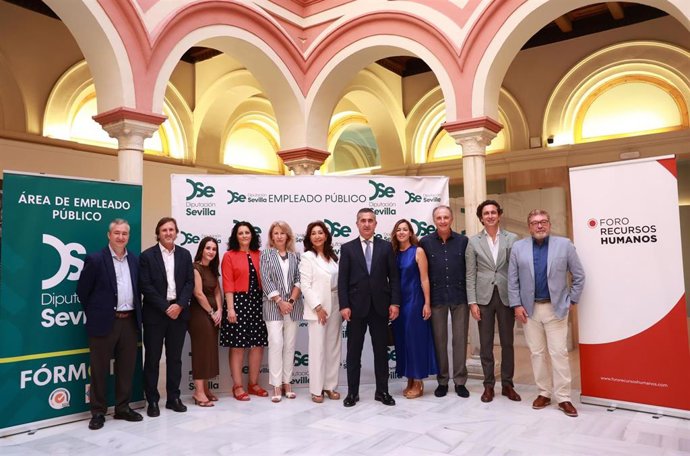 La subdirectora del Área de Empleado Público de la Diputación de Sevilla, Lourdes Romero, en el centro, en la foto de familia previa a la jornada 'Talento sin fronteras' 