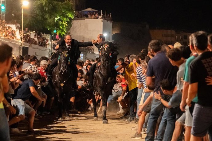 Archivo - Decenas de personas durante los Jocs des Pla en Ciutadella durante las Fiestas de Sant Joan, a 23 de junio de 2025, en Menorca