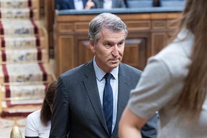 O presidente do PP, Alberto Núñez Feijóo, durante uma sessão plenária no Congresso dos Deputados, em 25 de junho de 2026, em Madri (Espanha). O debate parlamentar centra-se hoje em dois temas principais: a reforma do Regimento do Congresso pres