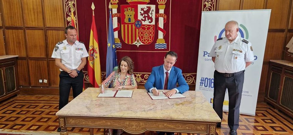 La alcaldesa de Teruel, Emma Buj, y el subdelegado del Gobierno, Enrique Gómez, firman el protocolo de adhesión al Sistema VioGén.